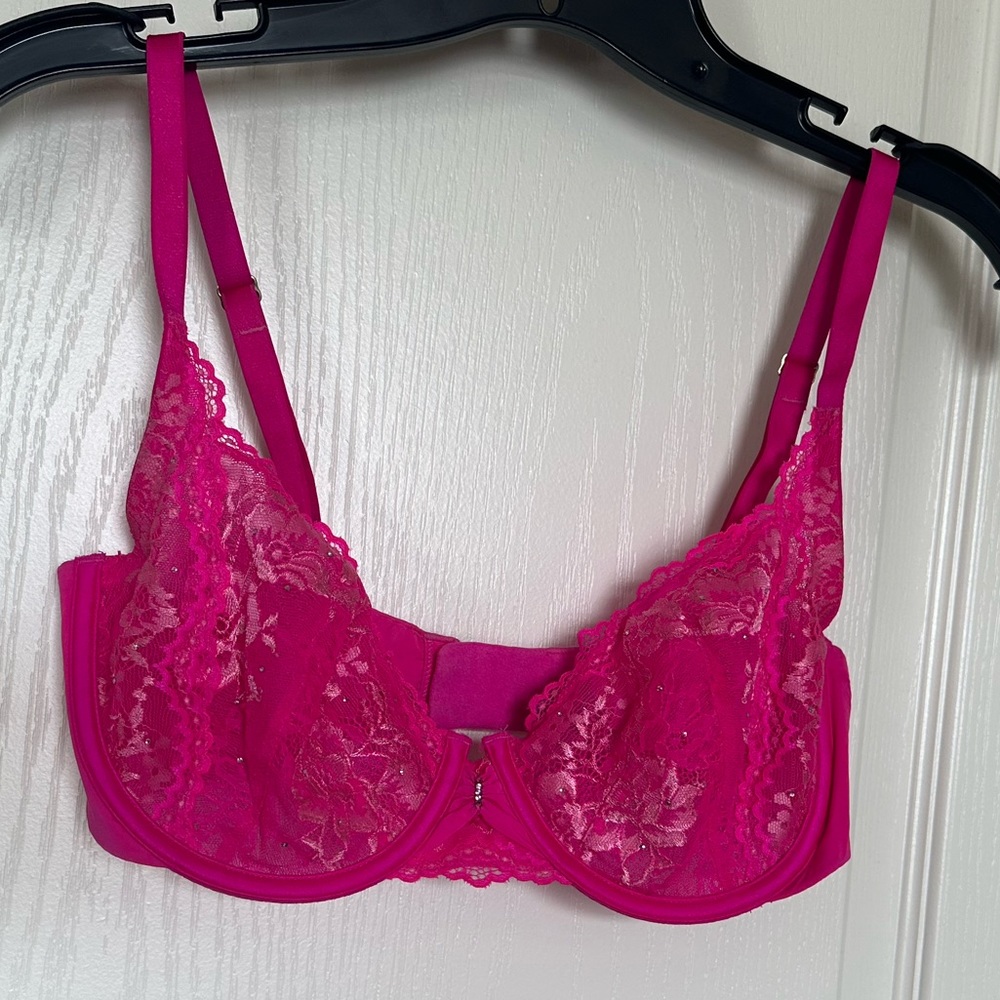 Victoria’s Secret unlined bra, size 32DD.